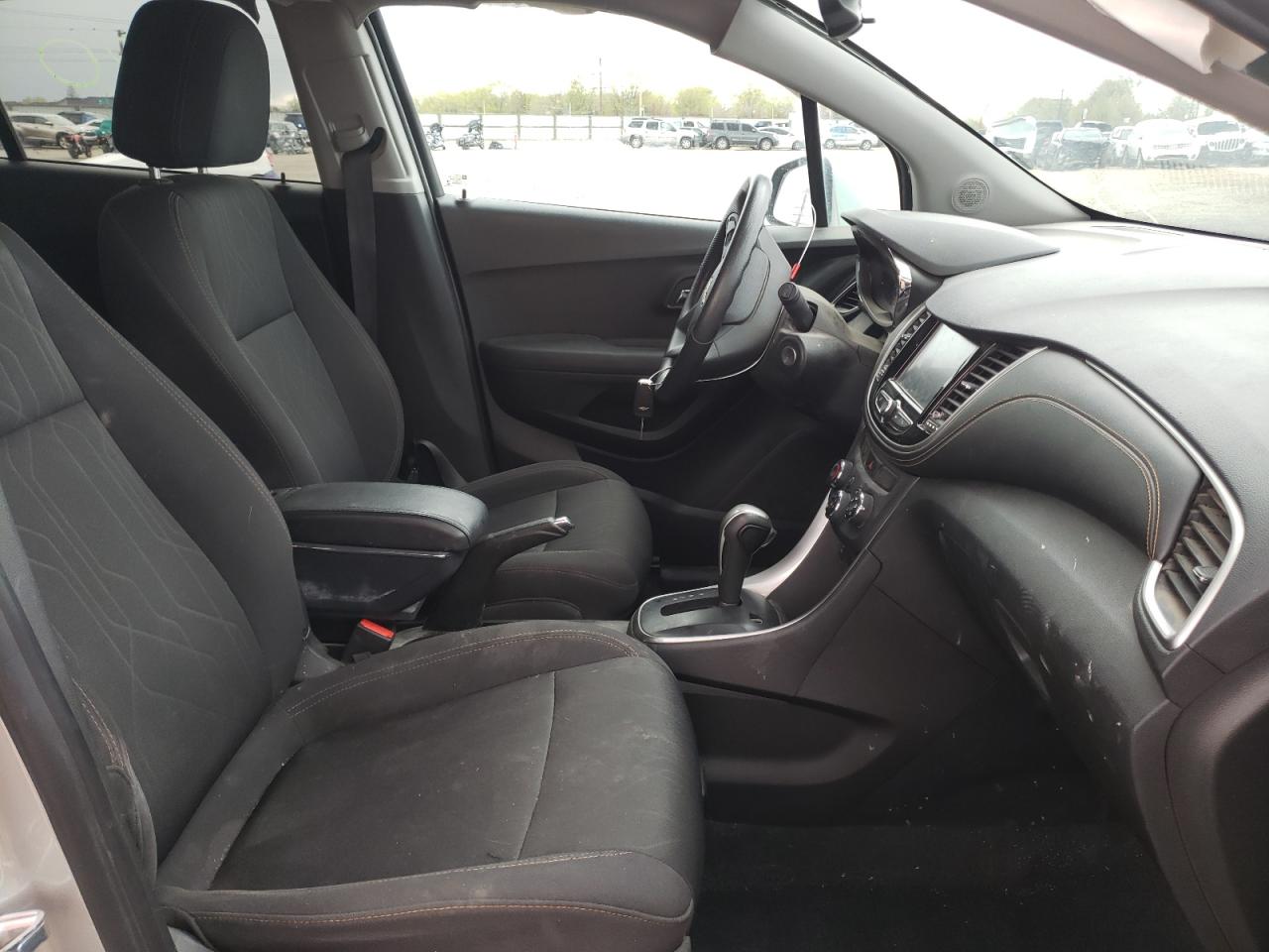 Photo 5 from auction – 2017 CHEVROLET TRAX 1LT with VIN 3GNCJPSBXHL145912