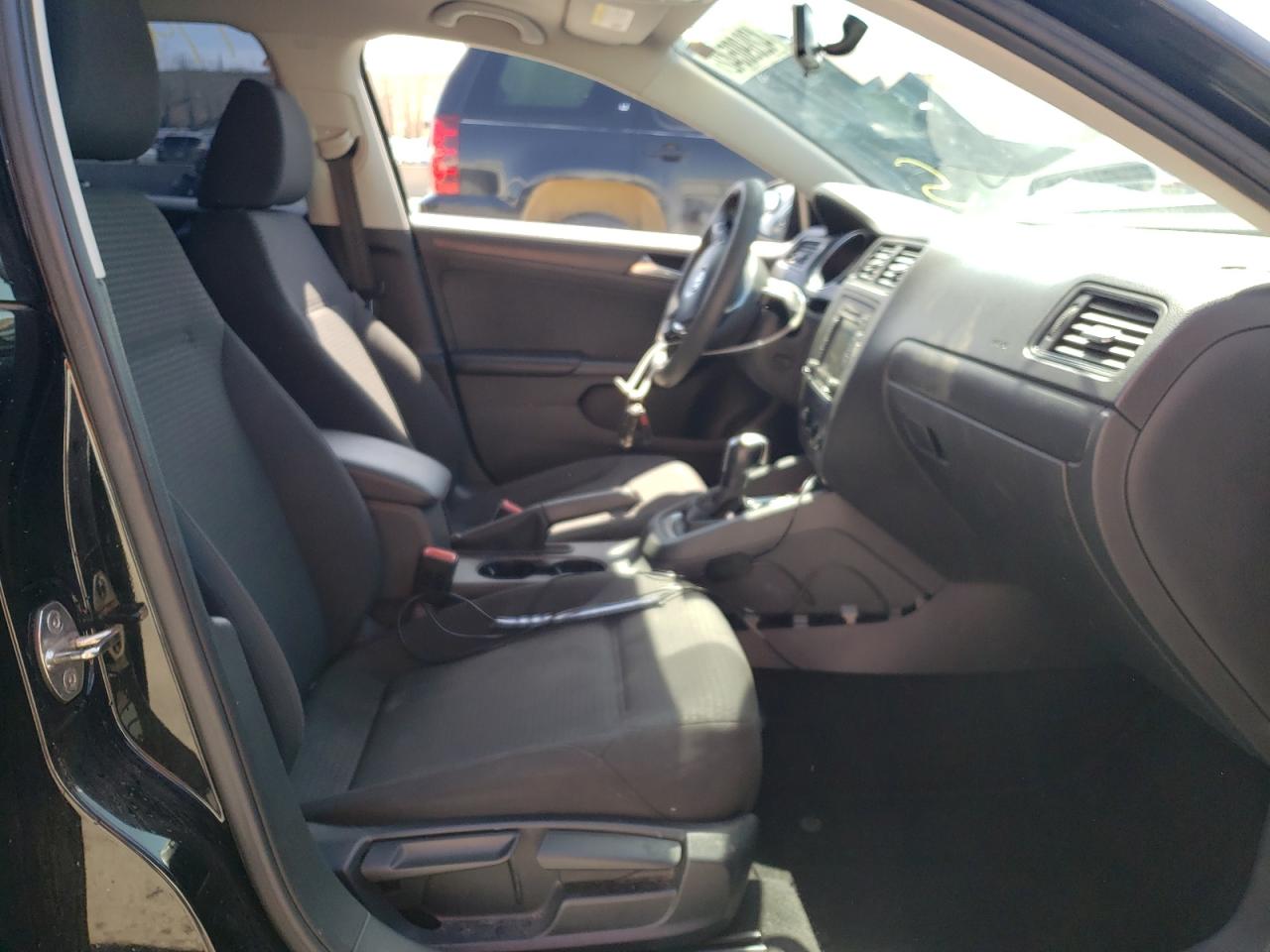 Photo 5 from auction – 2015 VOLKSWAGEN JETTA BASE with VIN 3VW2K7AJ6FM242636