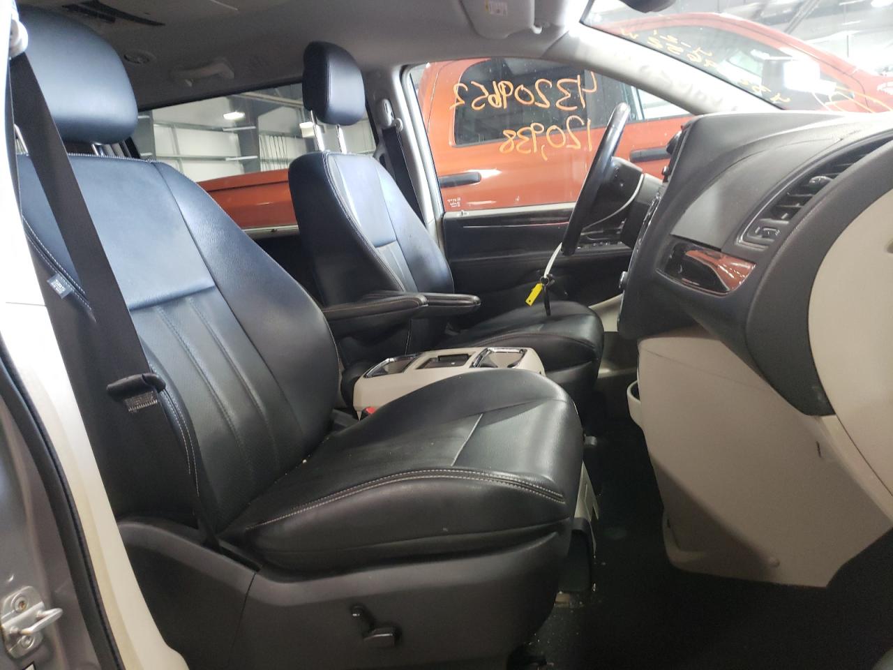Photo 5 from auction – 2013 CHRYSLER TOWN & COU with VIN 2C4RC1CG7DR585281