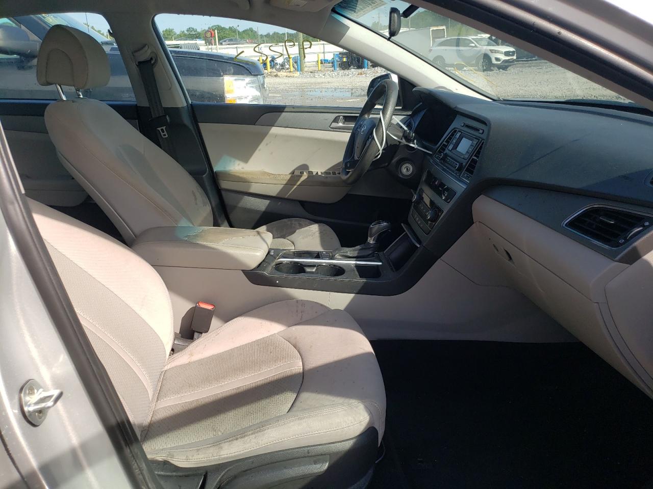 Photo 5 from auction – 2017 HYUNDAI SONATA SE with VIN 5NPE24AF5HH505945