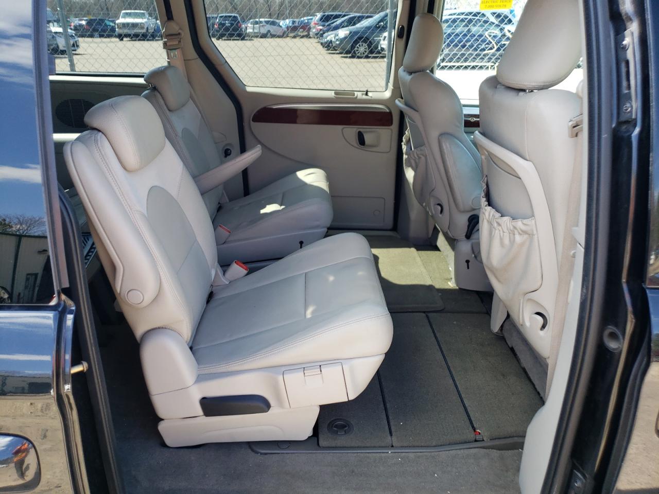 Photo 6 from auction – 2006 CHRYSLER TOWN & COU with VIN 2A8GP64L06R923975