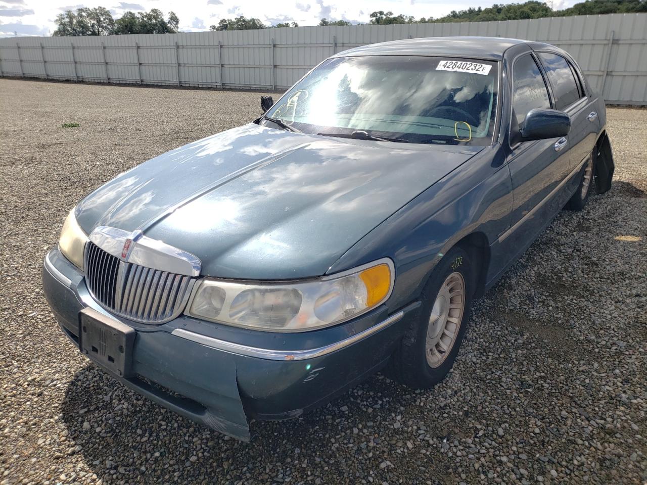 Photo 2 from auction – 1998 LINCOLN TOWN CAR E with VIN 1LNFM81W4WY646079