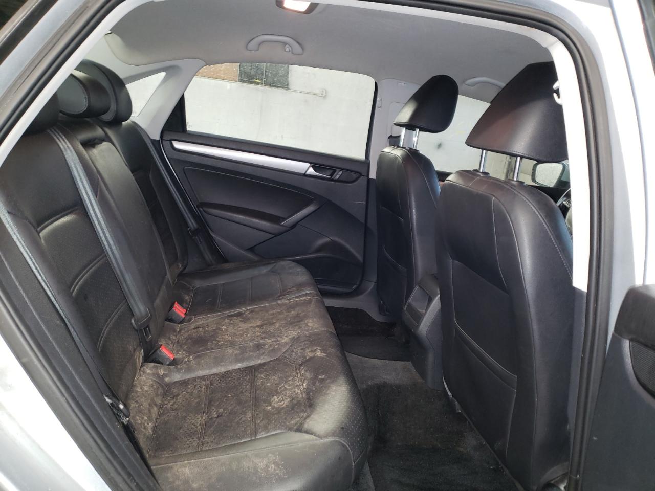 Photo 6 from auction – 2015 VOLKSWAGEN PASSAT S with VIN 1VWAT7A35FC115744