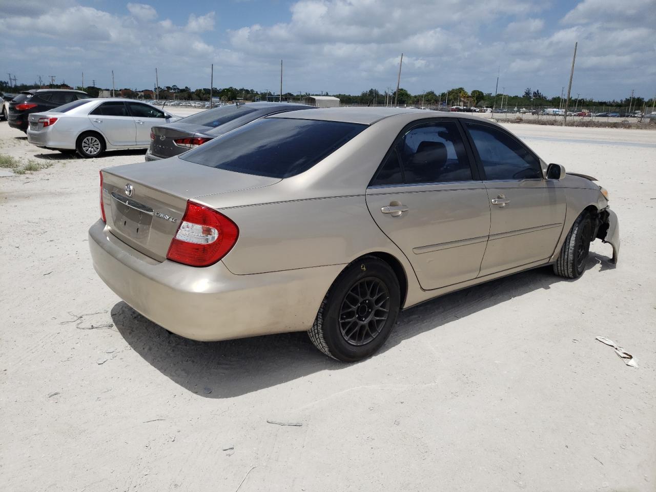 Photo 4 from auction – 2002 TOYOTA CAMRY LE with VIN JTDBE32K720013034