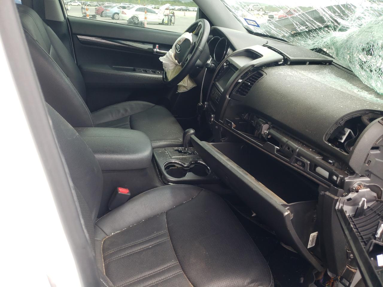 Photo 5 from auction – 2013 KIA SORENTO SX with VIN 5XYKWDA20DG388586