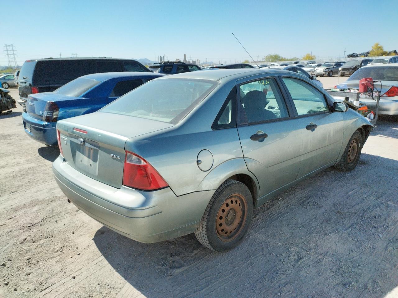 Photo 4 from auction – 2005 FORD FOCUS ZX4 with VIN 1FAFP34N45W121346