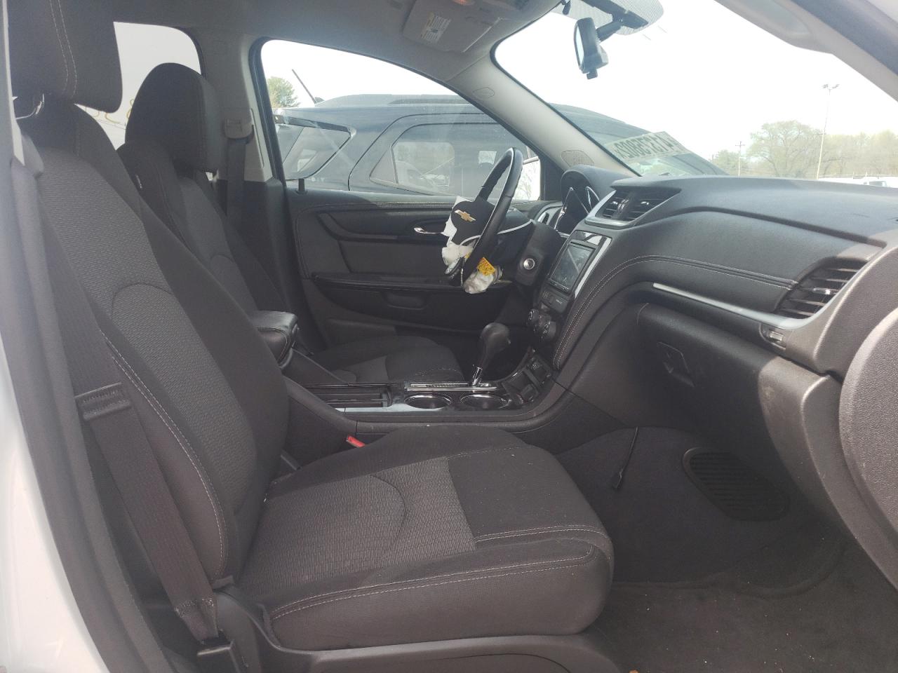 Photo 5 from auction – 2017 CHEVROLET TRAVERSE L with VIN 1GNKRGKD5HJ195727