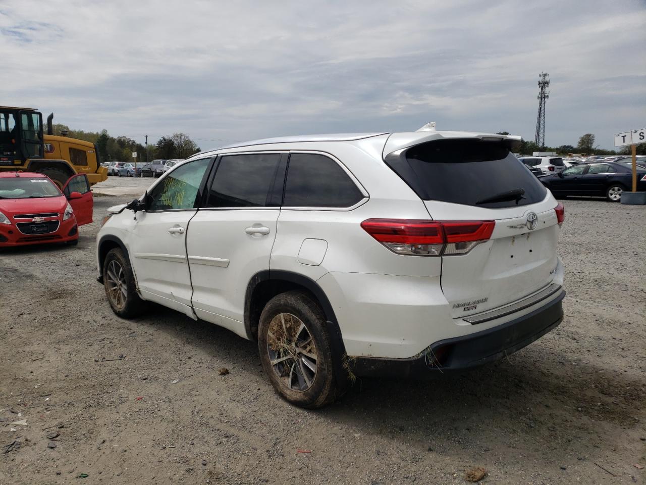 Photo 3 from auction – 2018 TOYOTA HIGHLANDER with VIN 5TDJZRFH5JS880817