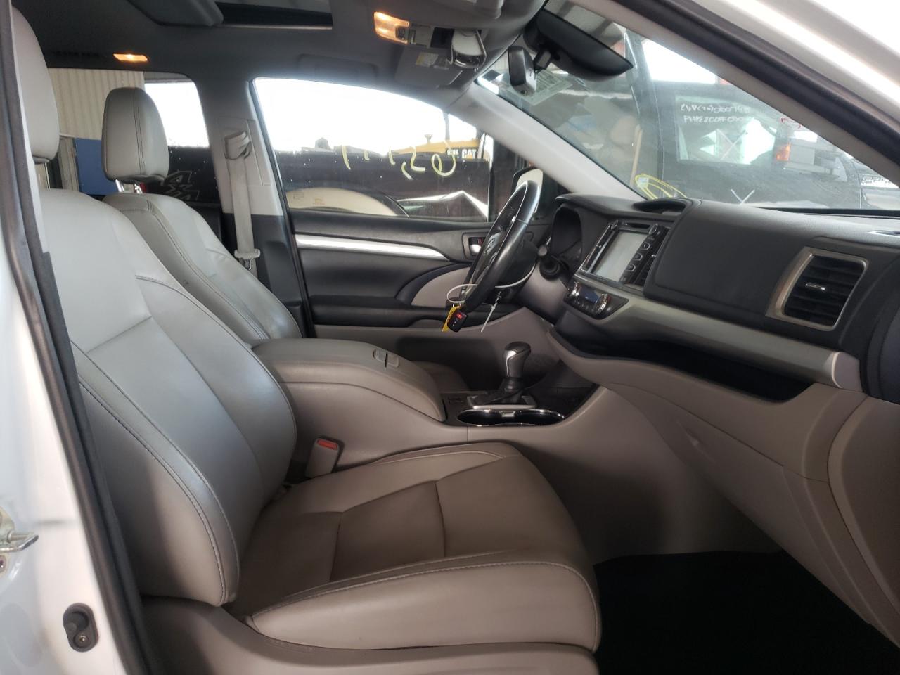 Photo 5 from auction – 2018 TOYOTA HIGHLANDER with VIN 5TDKZRFH4JS543365