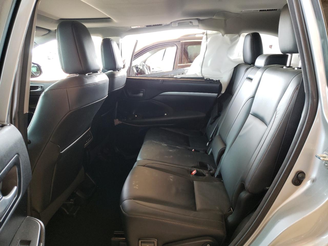 Photo 6 from auction – 2018 TOYOTA HIGHLANDER with VIN 5TDKZRFH1JS548345