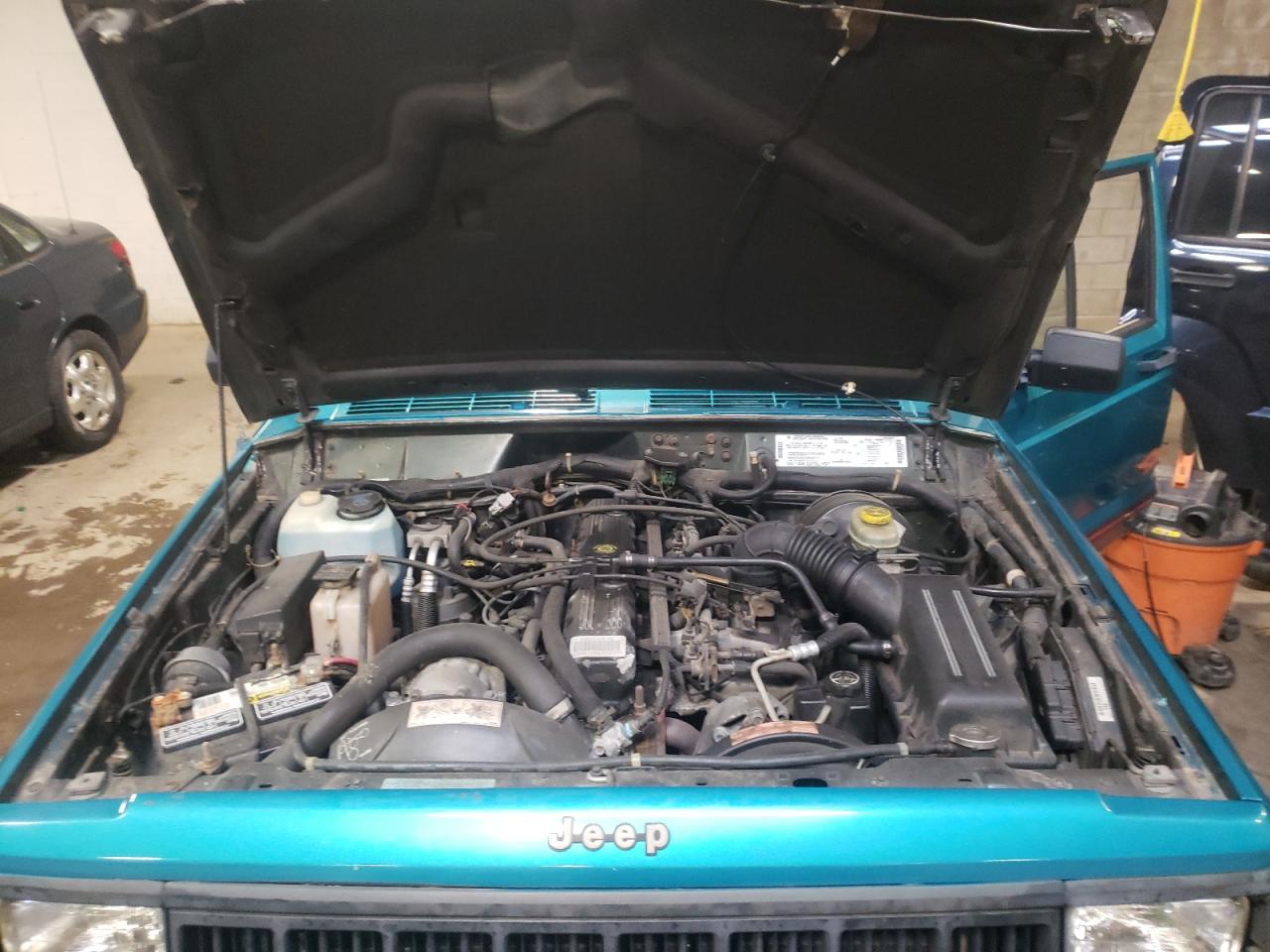 Photo 7 from auction – 1995 JEEP CHEROKEE S with VIN 1J4FJ68S6SL560259