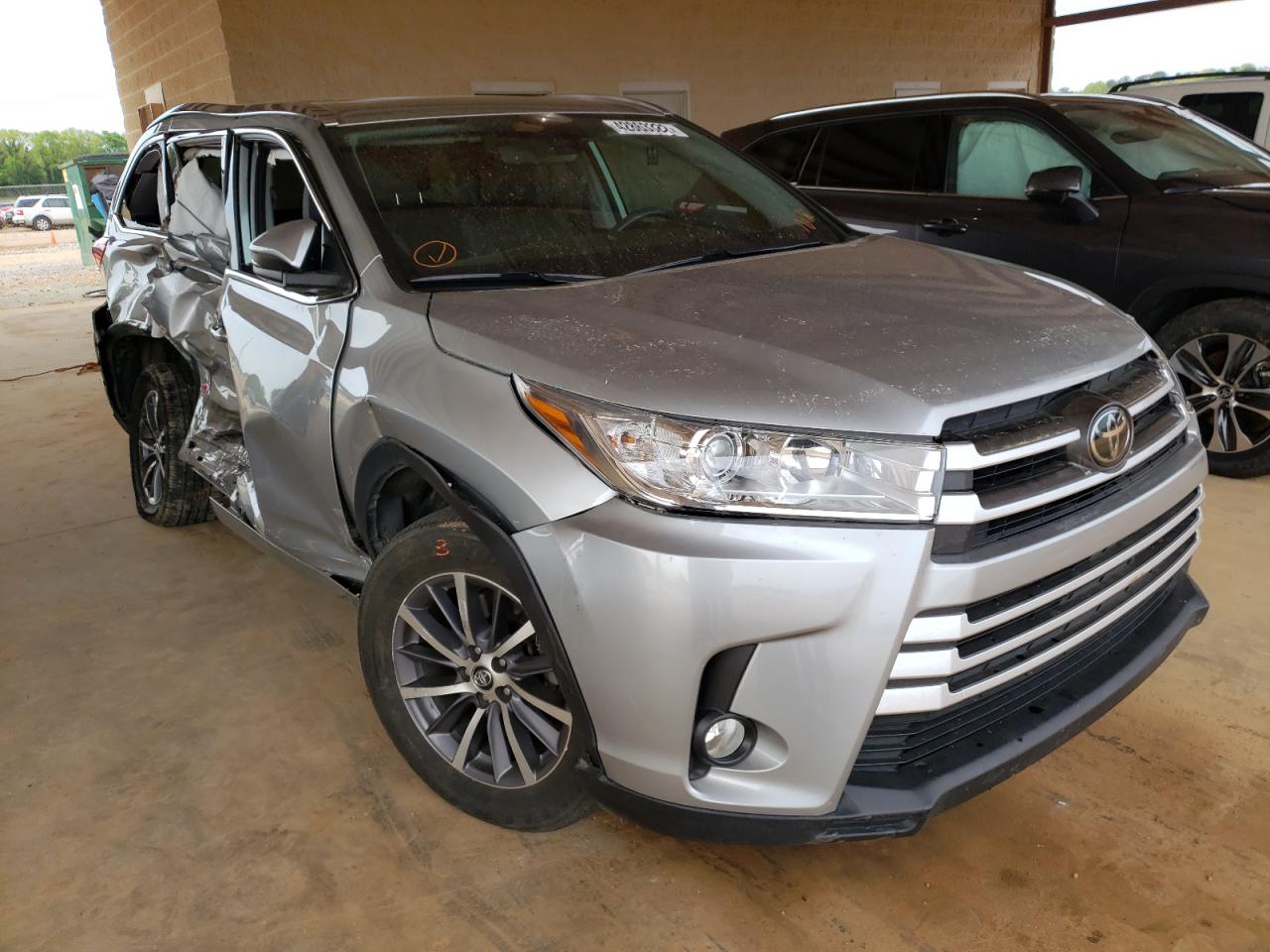 TOYOTA HIGHLANDER 2018 with VIN 5TDKZRFH1JS548345 - Photo from auction