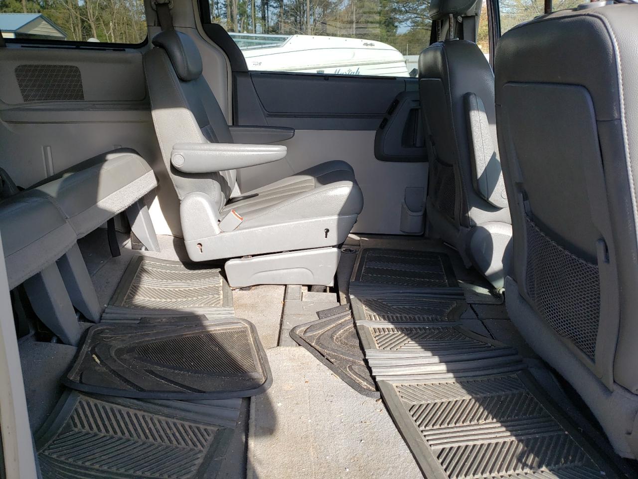 Photo 6 from auction – 2010 CHRYSLER TOWN & COU with VIN 2A4RR5DX1AR207192