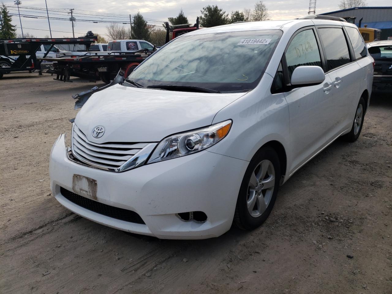 Photo 2 from auction – 2015 TOYOTA SIENNA LE with VIN 5TDKK3DC9FS547878