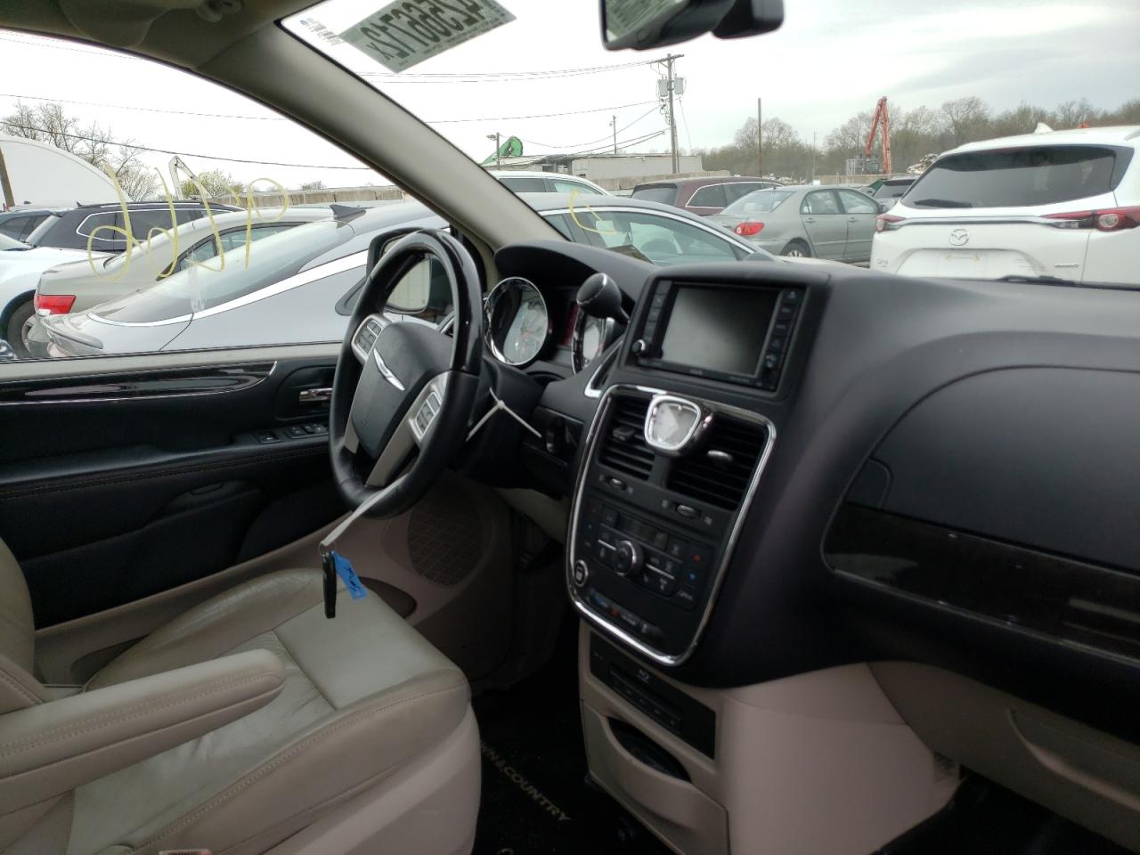 Photo 9 from auction – 2016 CHRYSLER TOWN & COU with VIN 2C4RC1GG7GR269538