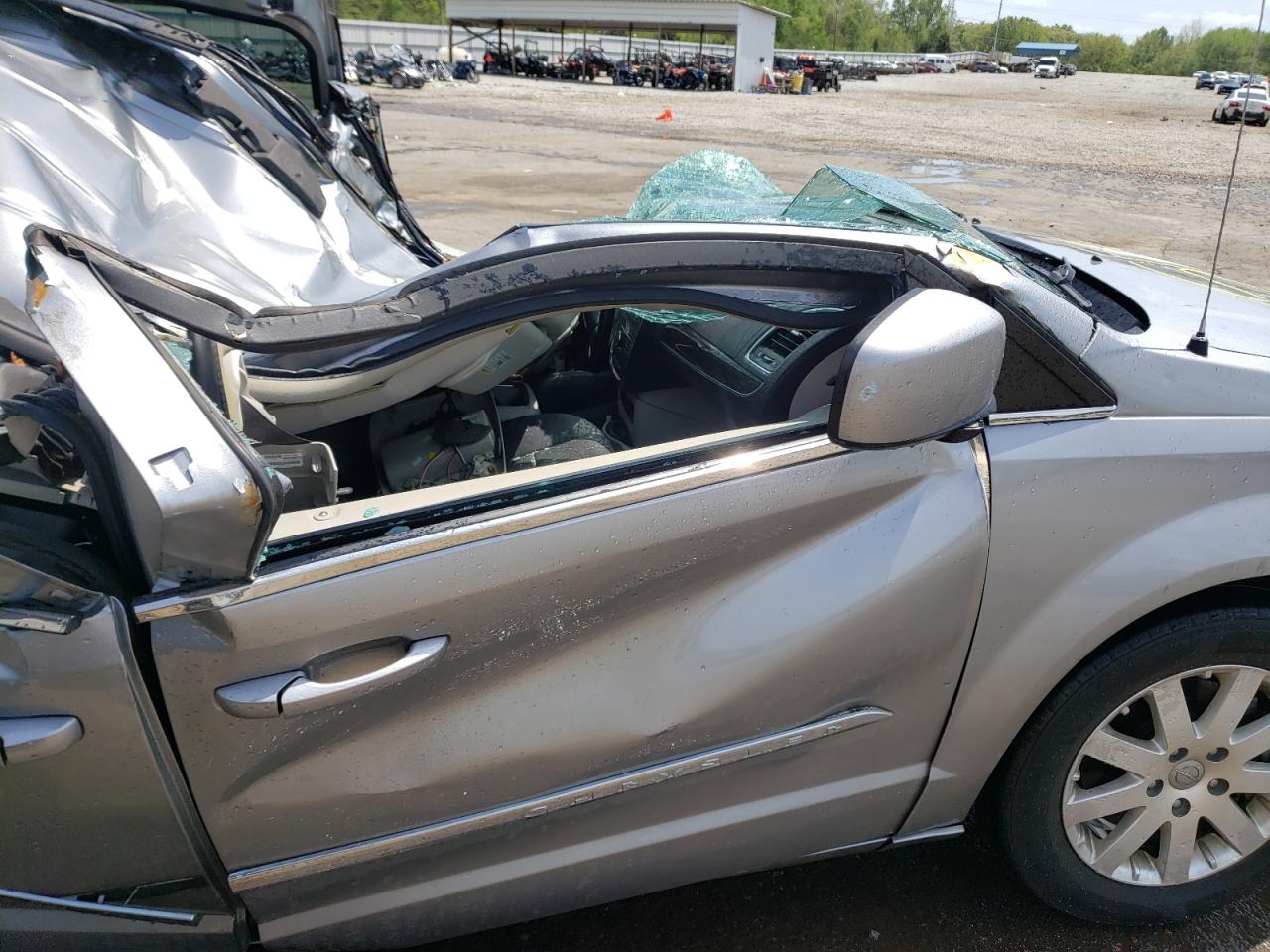 Photo 5 from auction – 2016 CHRYSLER TOWN & COU with VIN 2C4RC1BG3GR222000