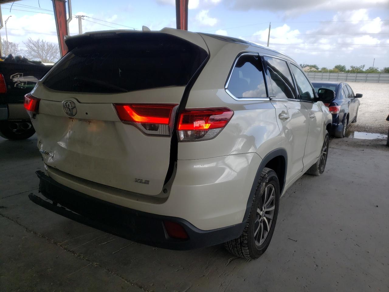 Photo 4 from auction – 2018 TOYOTA HIGHLANDER with VIN 5TDKZRFH4JS543365