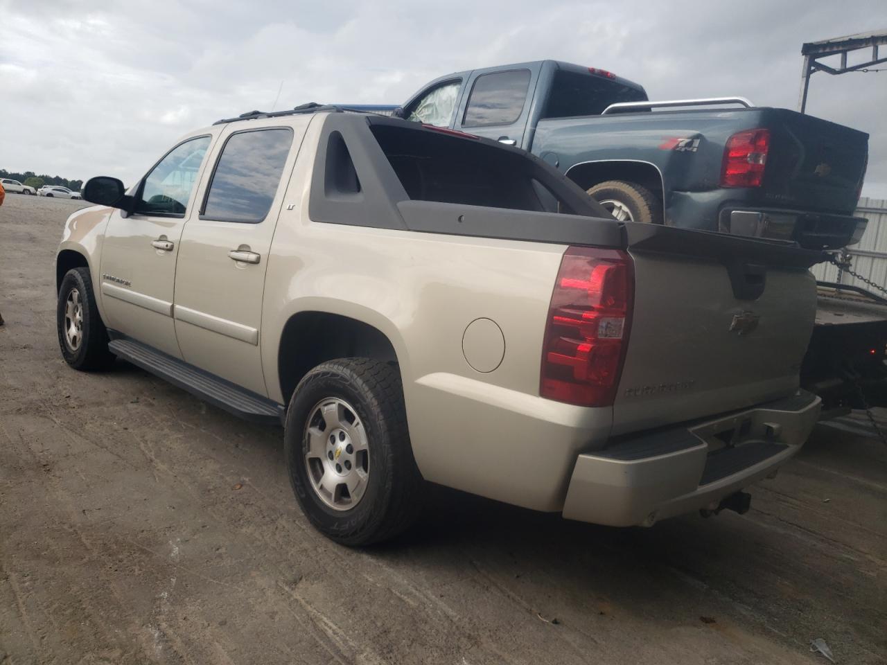 Photo 3 from auction – 2007 CHEVROLET AVALANCHE with VIN 3GNEC12067G303037