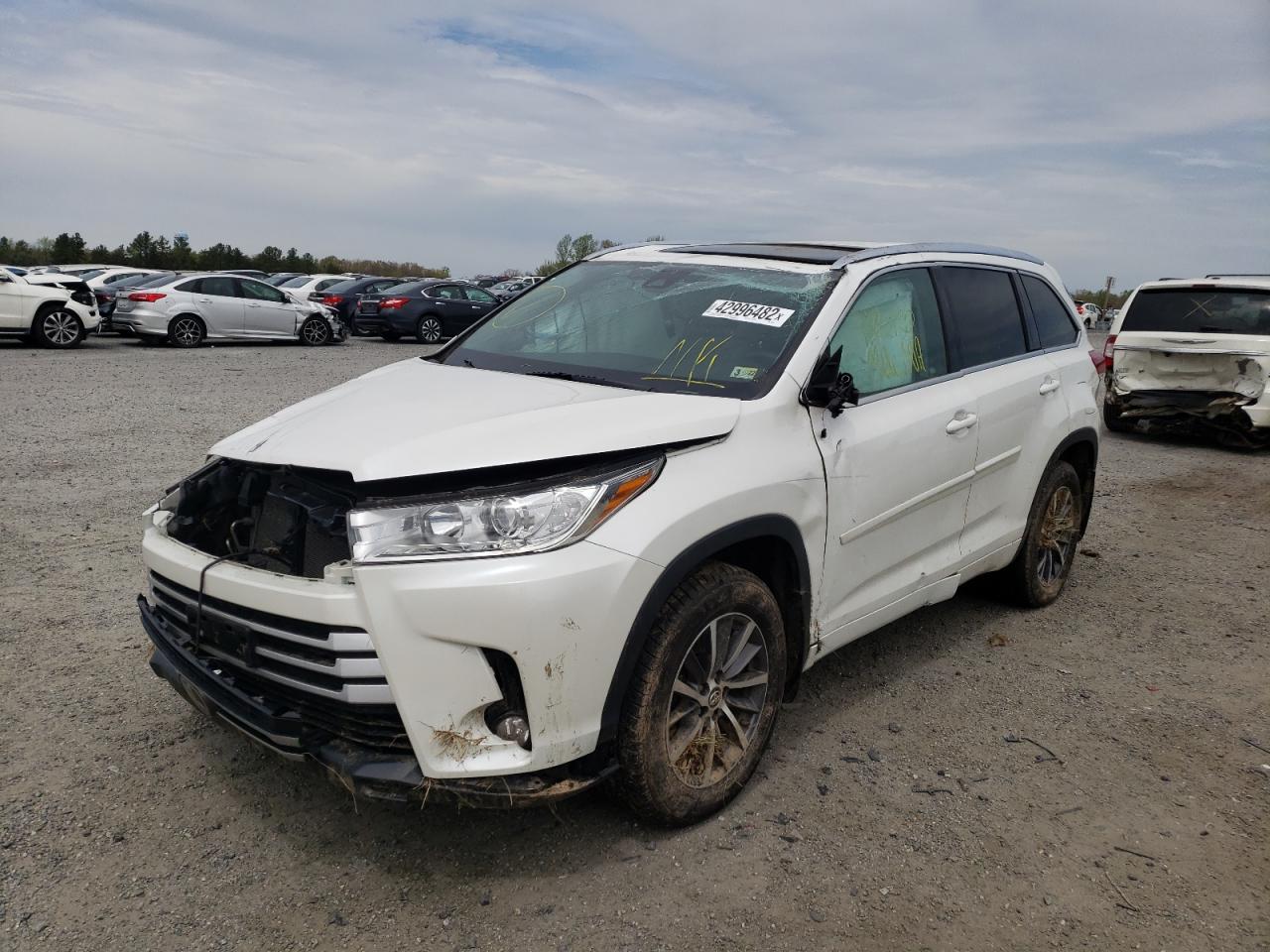 Photo 2 from auction – 2018 TOYOTA HIGHLANDER with VIN 5TDJZRFH5JS880817