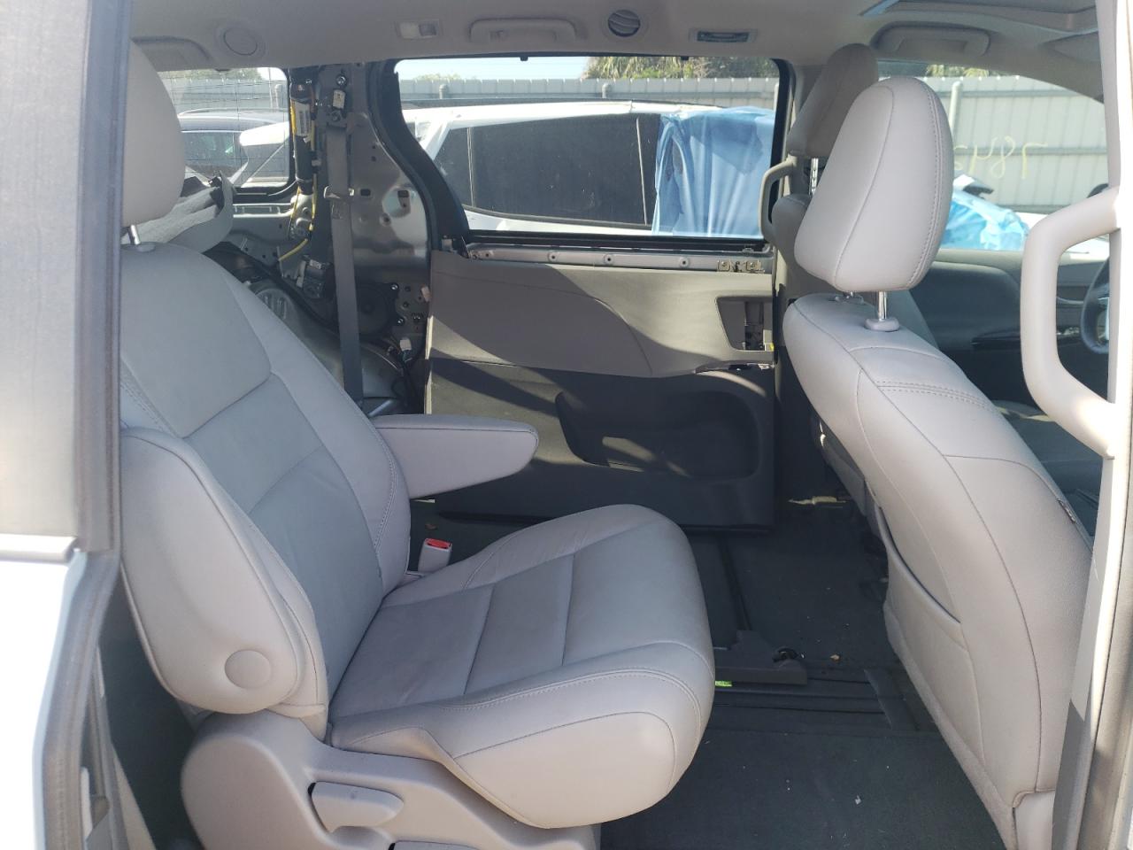 Photo 6 from auction – 2015 TOYOTA SIENNA XLE with VIN 5TDYK3DC4FS642665