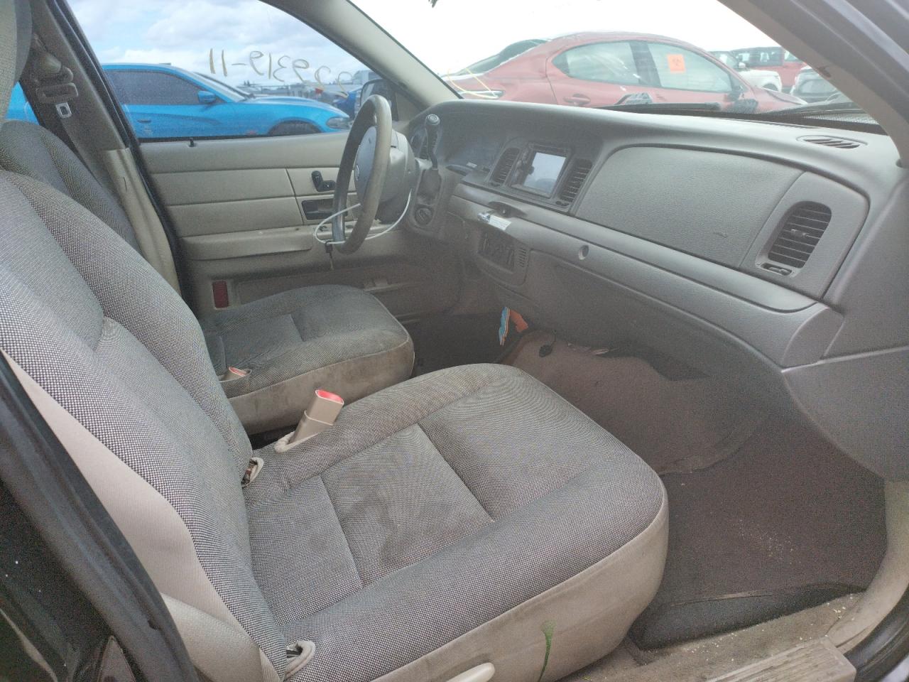Photo 5 from auction – 2011 FORD CROWN VICT with VIN 2FABP7BV9BX133274
