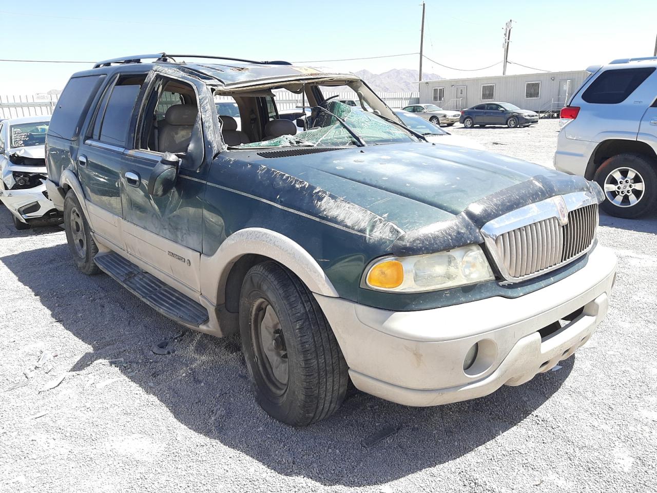 LINCOLN NAVIGATOR 2000 with VIN 5LMRU27A7YLJ05949 - Photo from auction