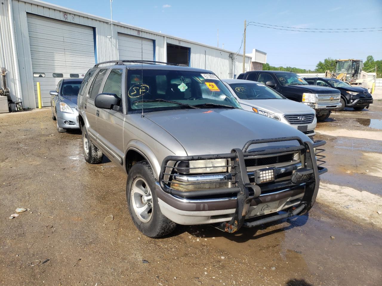 CHEVROLET BLAZER 2001 with VIN 1GNCS13W712147023 - Photo from auction