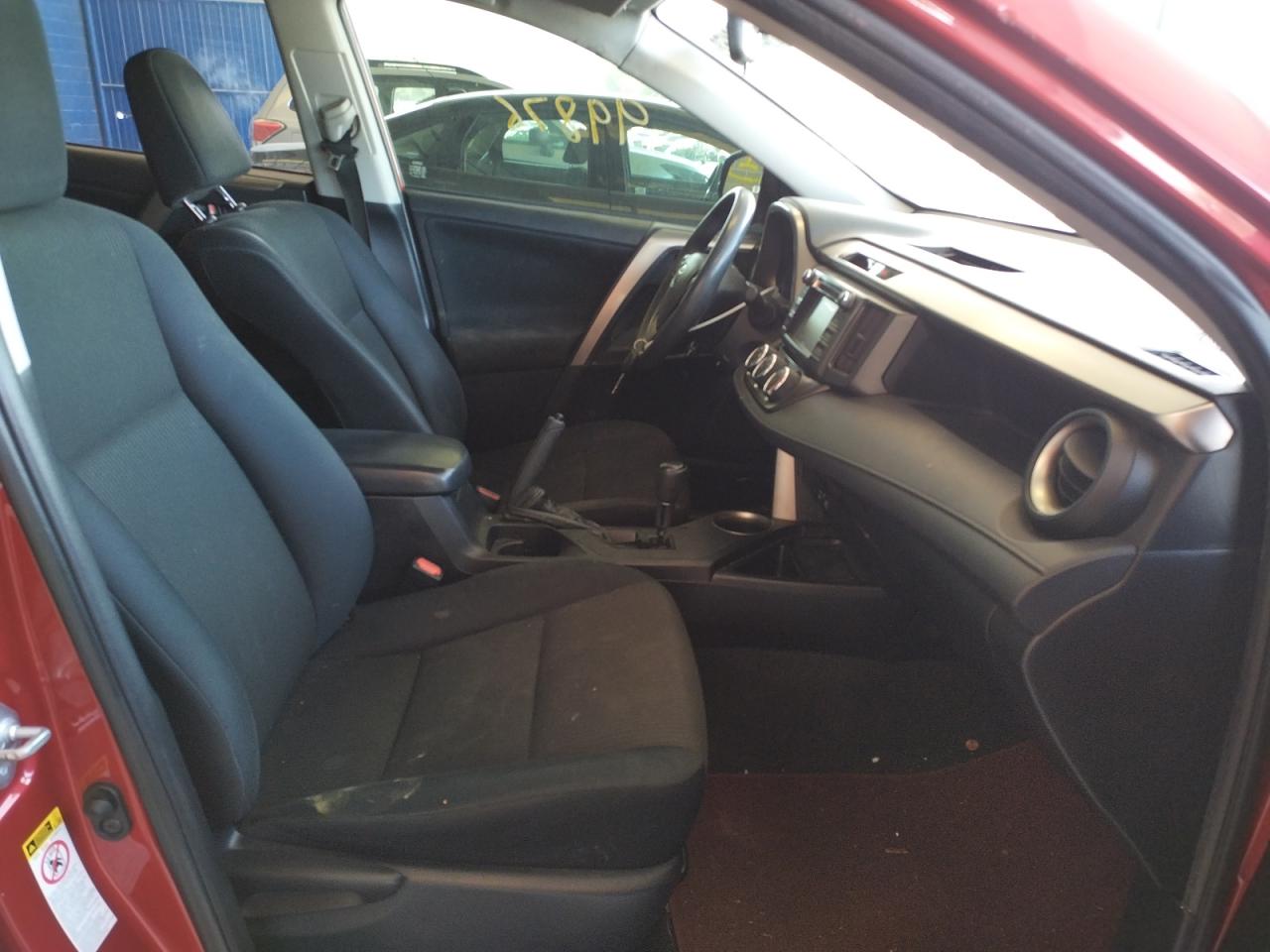 Photo 5 from auction – 2015 TOYOTA RAV4 LE with VIN JTMZFREV6FJ030573