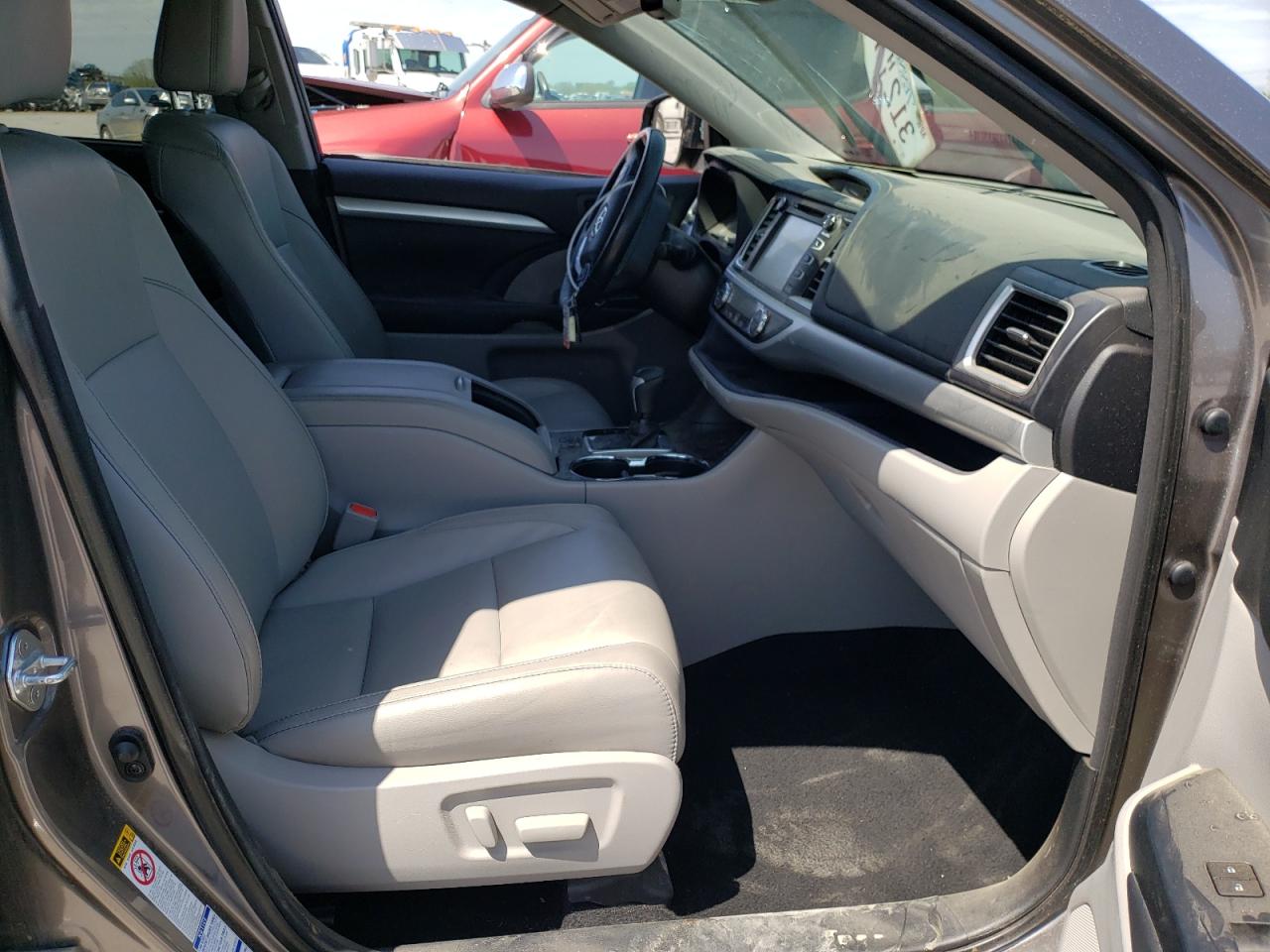 Photo 5 from auction – 2017 TOYOTA HIGHLANDER with VIN 5TDJZRFH9HS521352