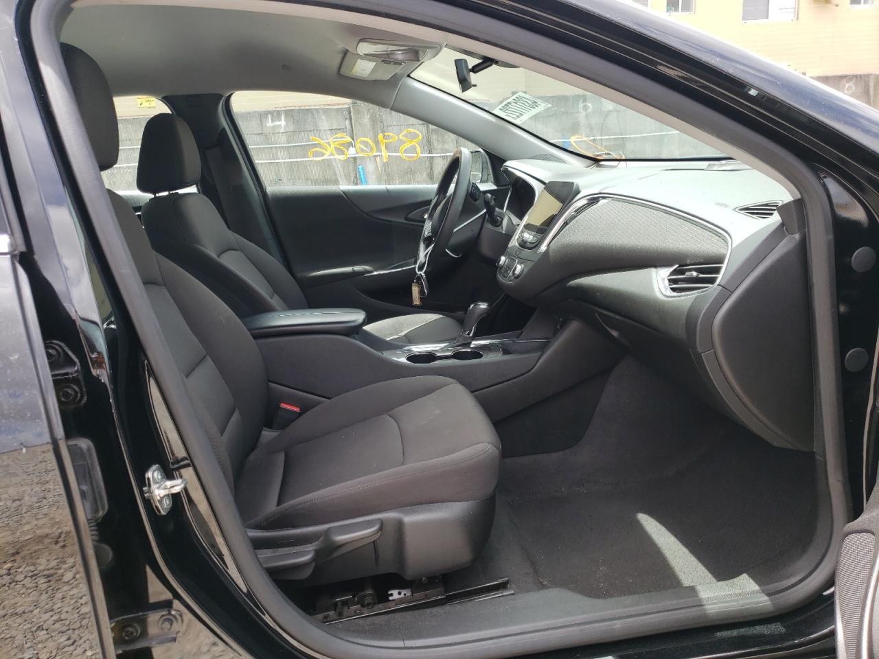 Photo 5 from auction – 2019 CHEVROLET MALIBU LT with VIN 1G1ZD5ST8KF166887