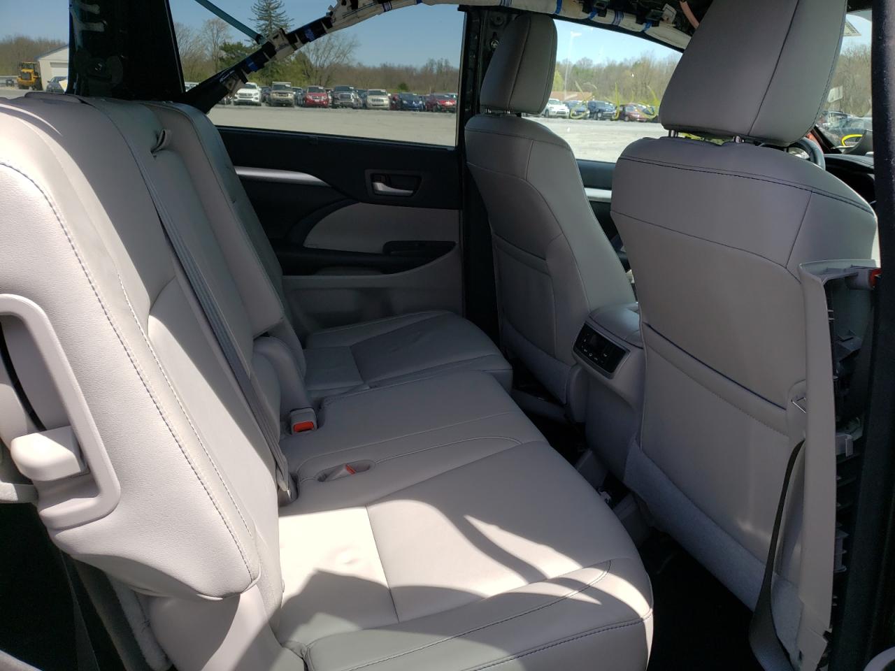 Foto 6 de la subasta – 2016 TOYOTA HIGHLANDER con VIN 5TDJKRFH5GS334919