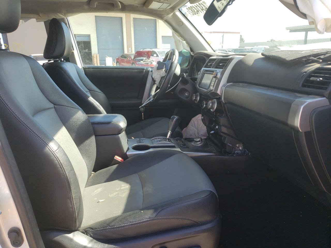 Photo 15 from auction – 2014 TOYOTA 4RUNNER SR with VIN JTEBU5JRXE5199071