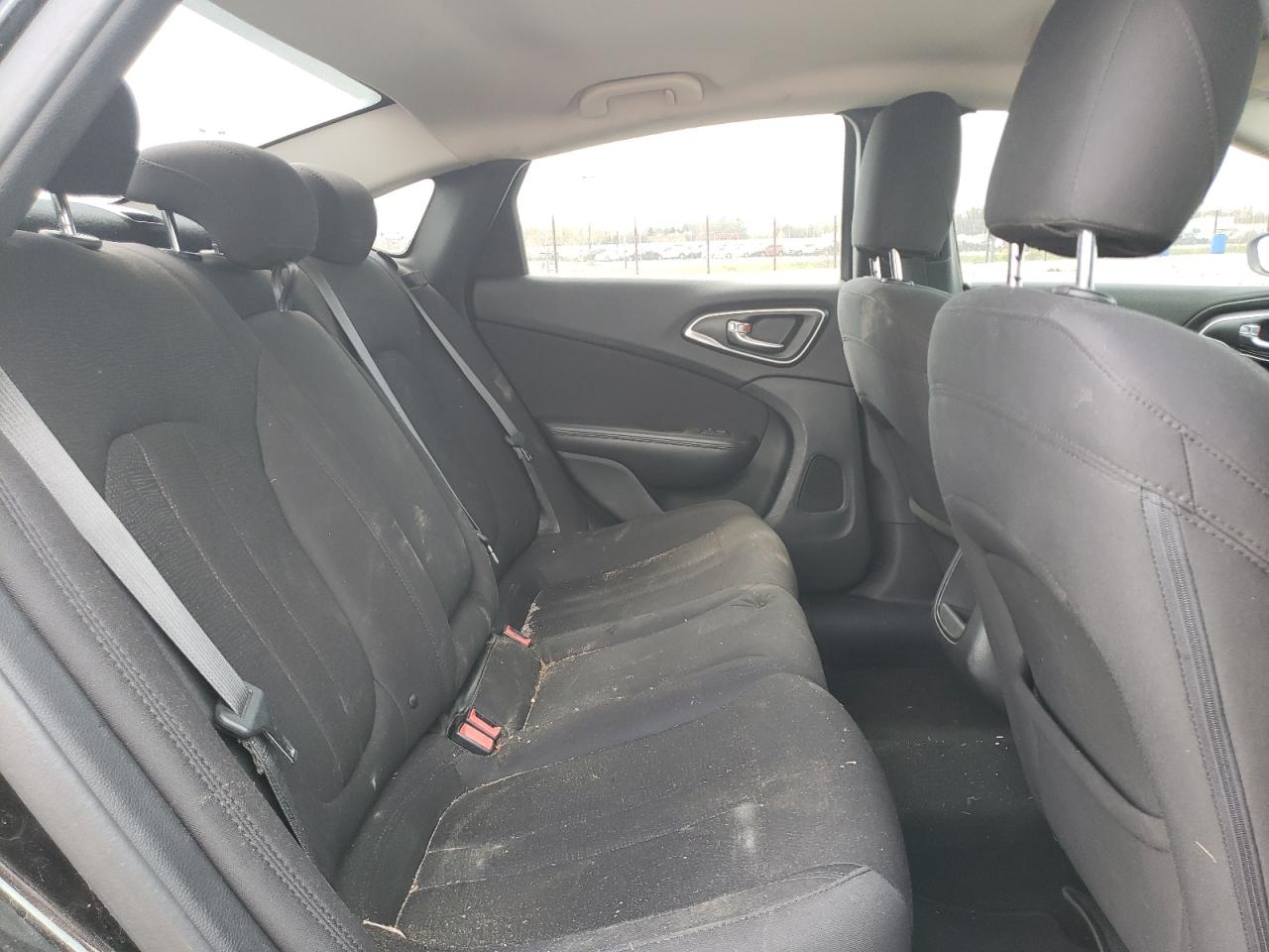 Photo 6 from auction – 2015 CHRYSLER 200 LIMITE with VIN 1C3CCCAB1FN551981
