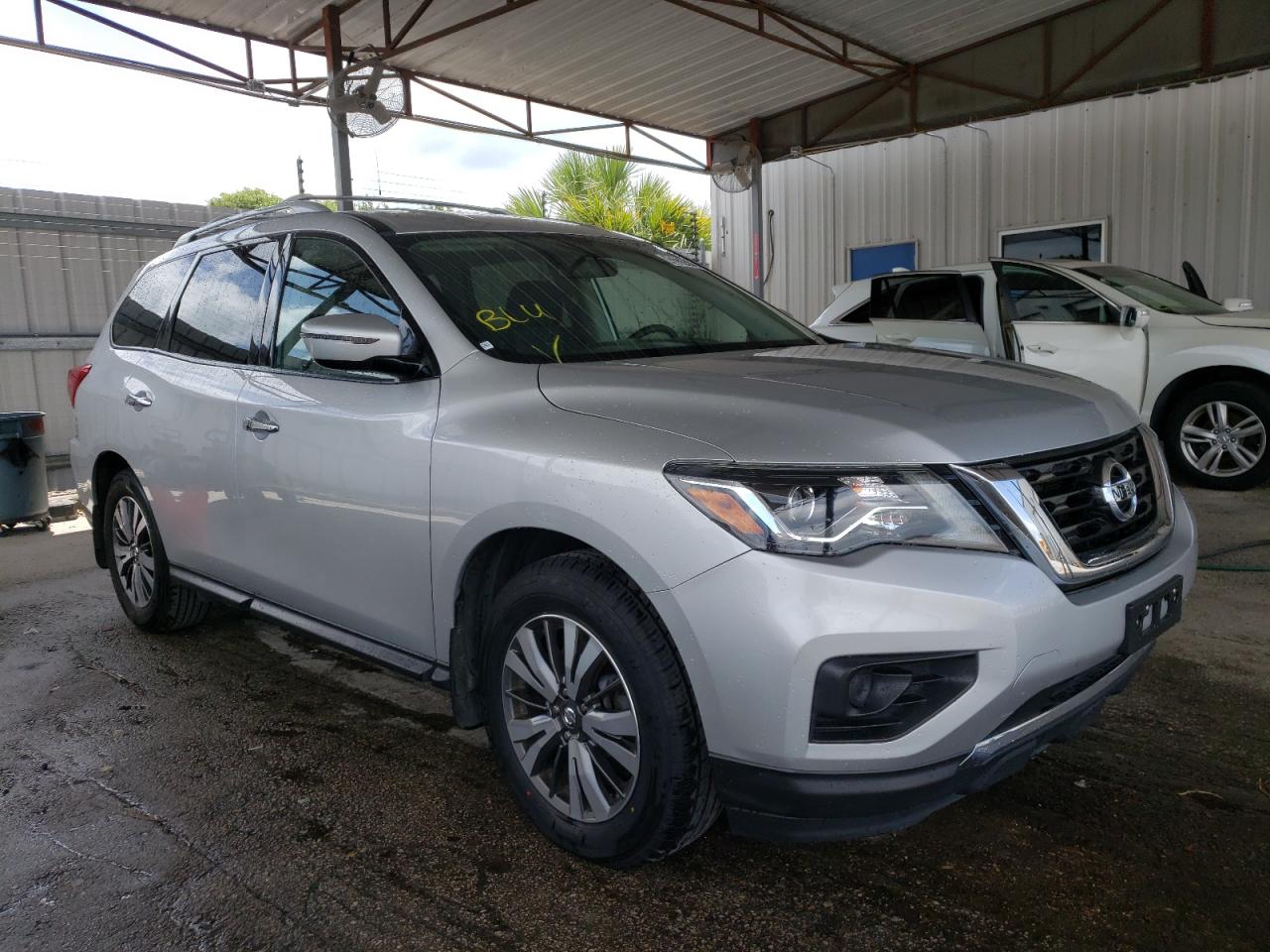 NISSAN PATHFINDER 2018 with VIN 5N1DR2MN1JC606847 - Photo from auction