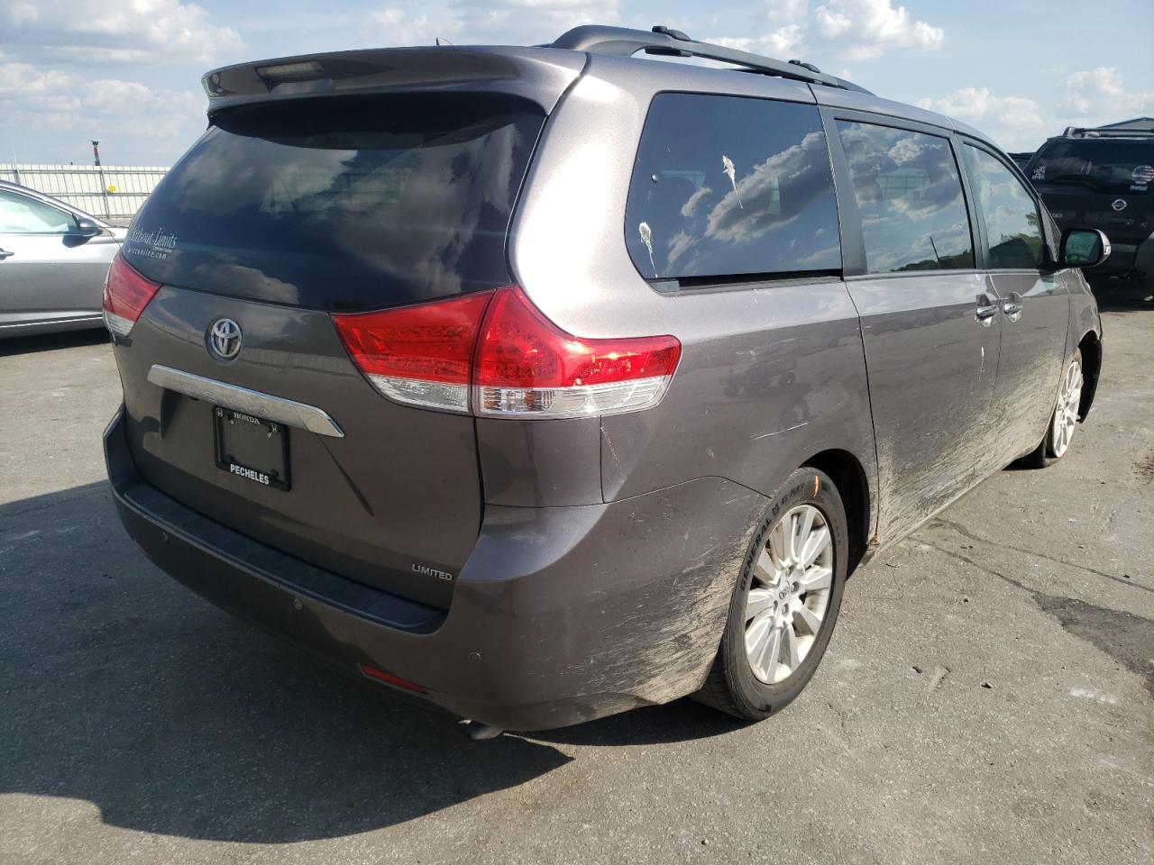 Photo 4 from auction – 2013 TOYOTA SIENNA XLE with VIN 5TDYK3DC6DS303595