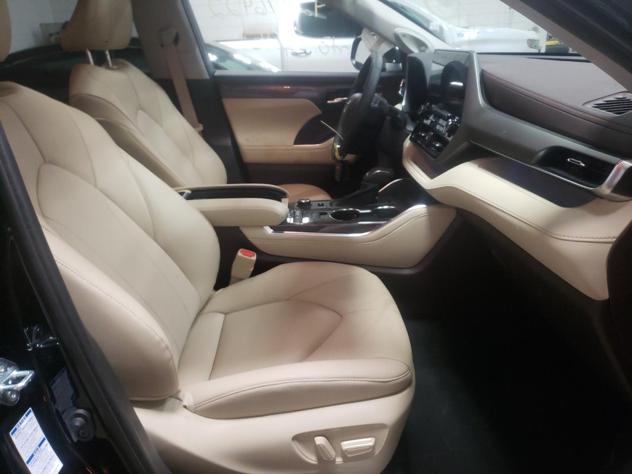 Photo 5 from auction – 2022 TOYOTA HIGHLANDER with VIN 5TDDZRBH8NS562148