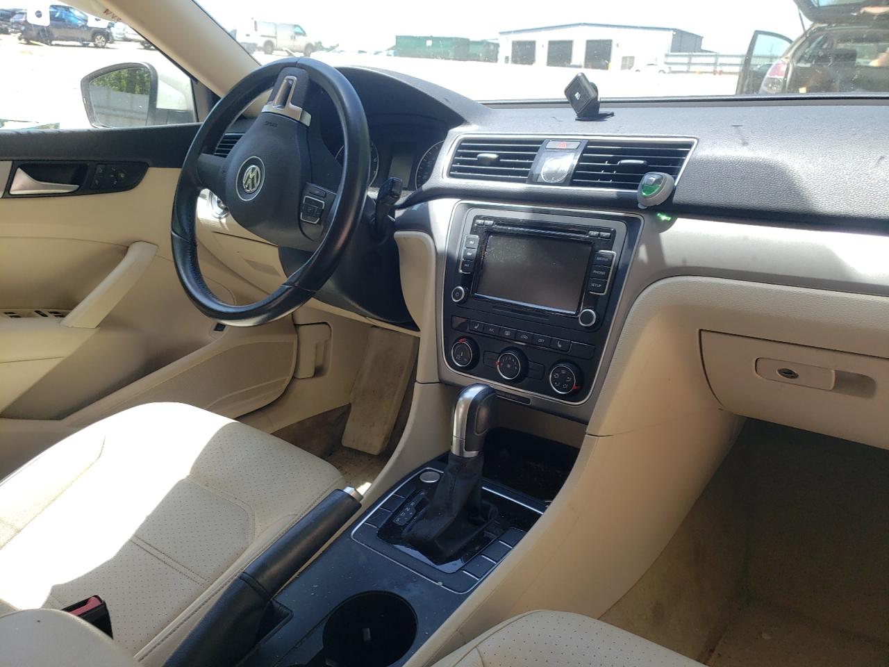 Photo 9 from auction – 2015 VOLKSWAGEN PASSAT S with VIN 1VWAT7A32FC092813