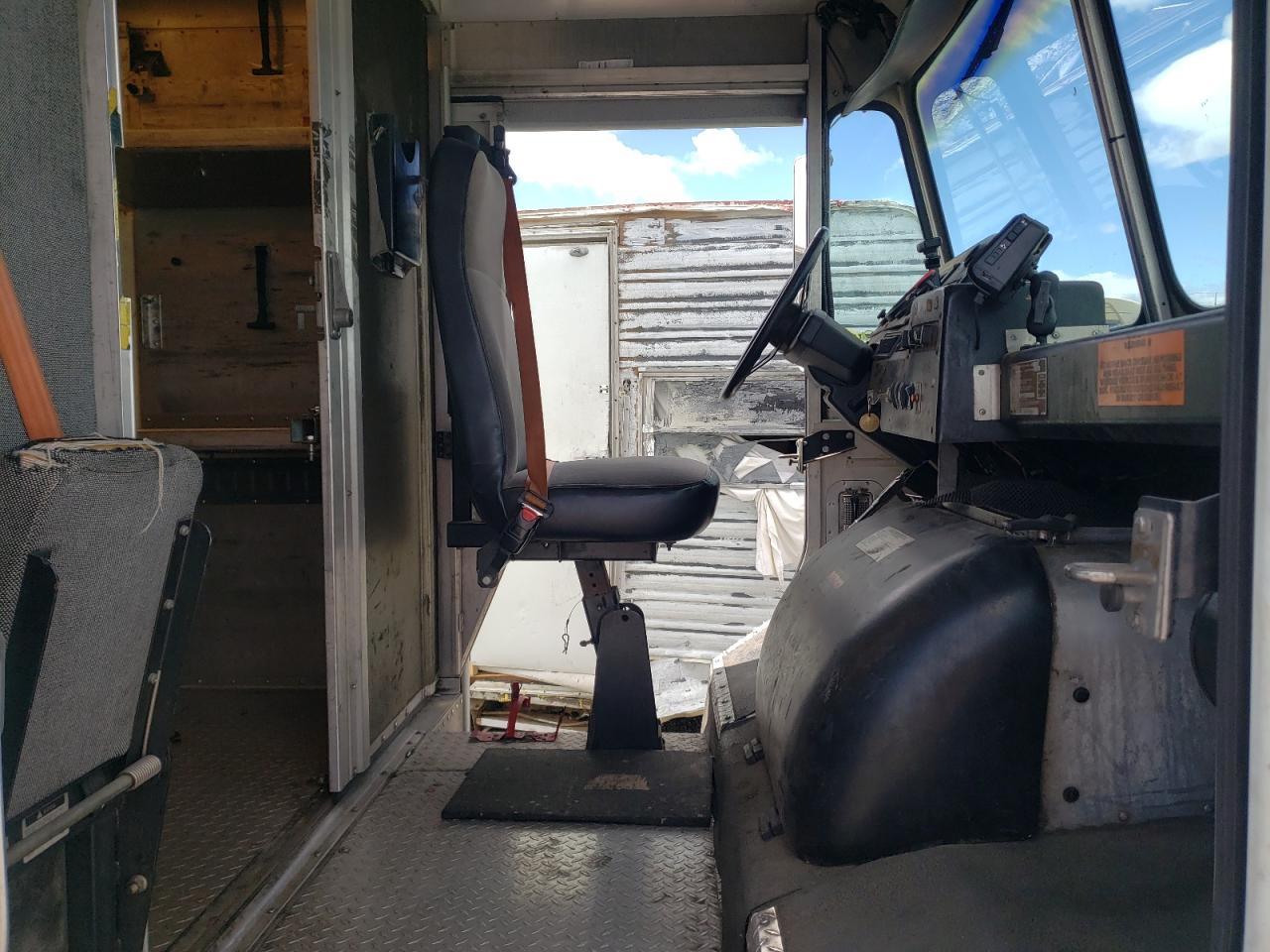 Photo 5 from auction – 2002 FREIGHTLINER CHASSIS M with VIN 4UZAANBW62CJ09771