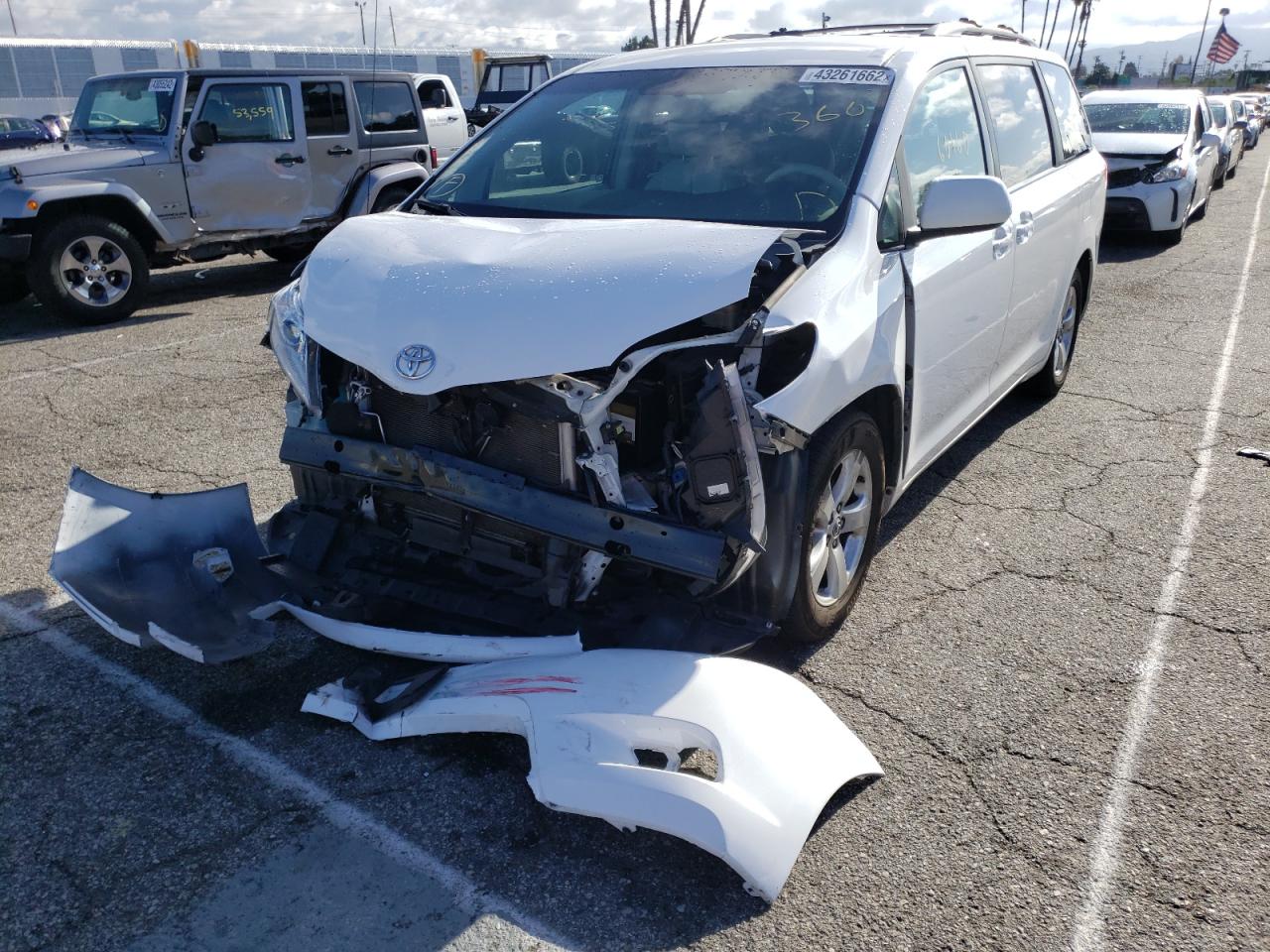 Photo 2 from auction – 2014 TOYOTA SIENNA LE with VIN 5TDKK3DC0ES459333