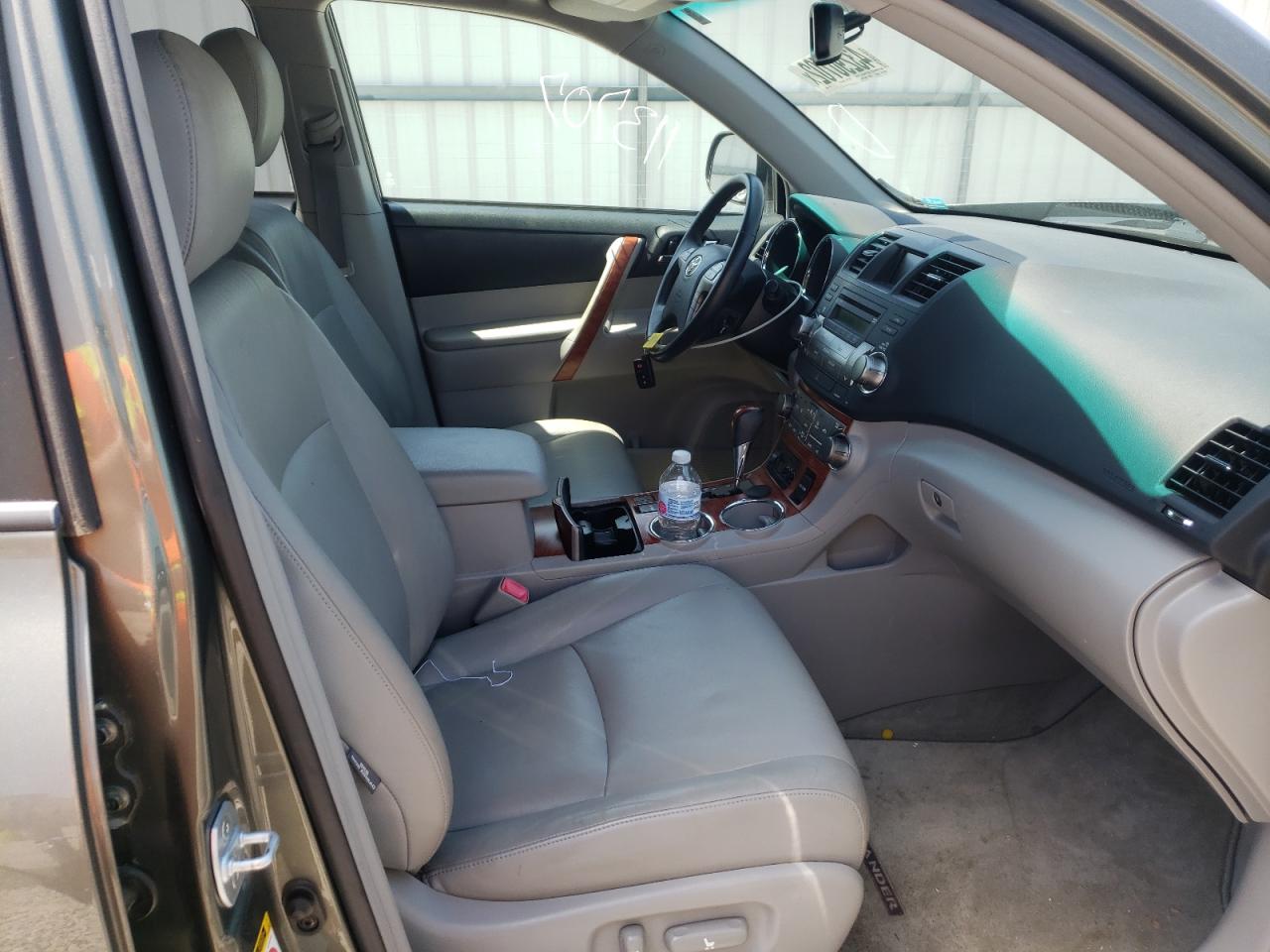 Photo 5 from auction – 2010 TOYOTA HIGHLANDER with VIN JTEYK3EH5A2096982