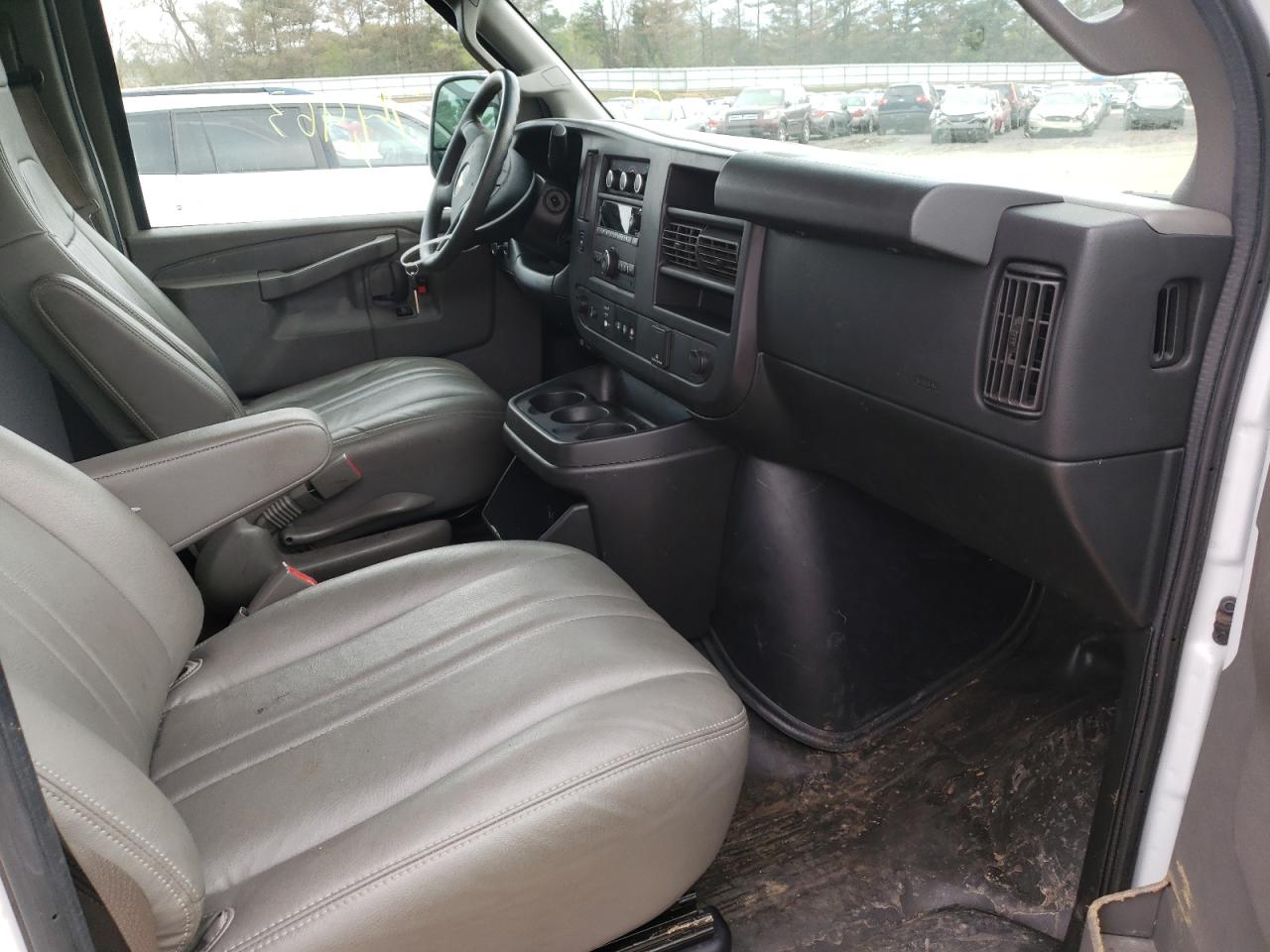 Photo 5 from auction – 2017 CHEVROLET EXPRESS G2 with VIN 1GCWGAFF9H1350059