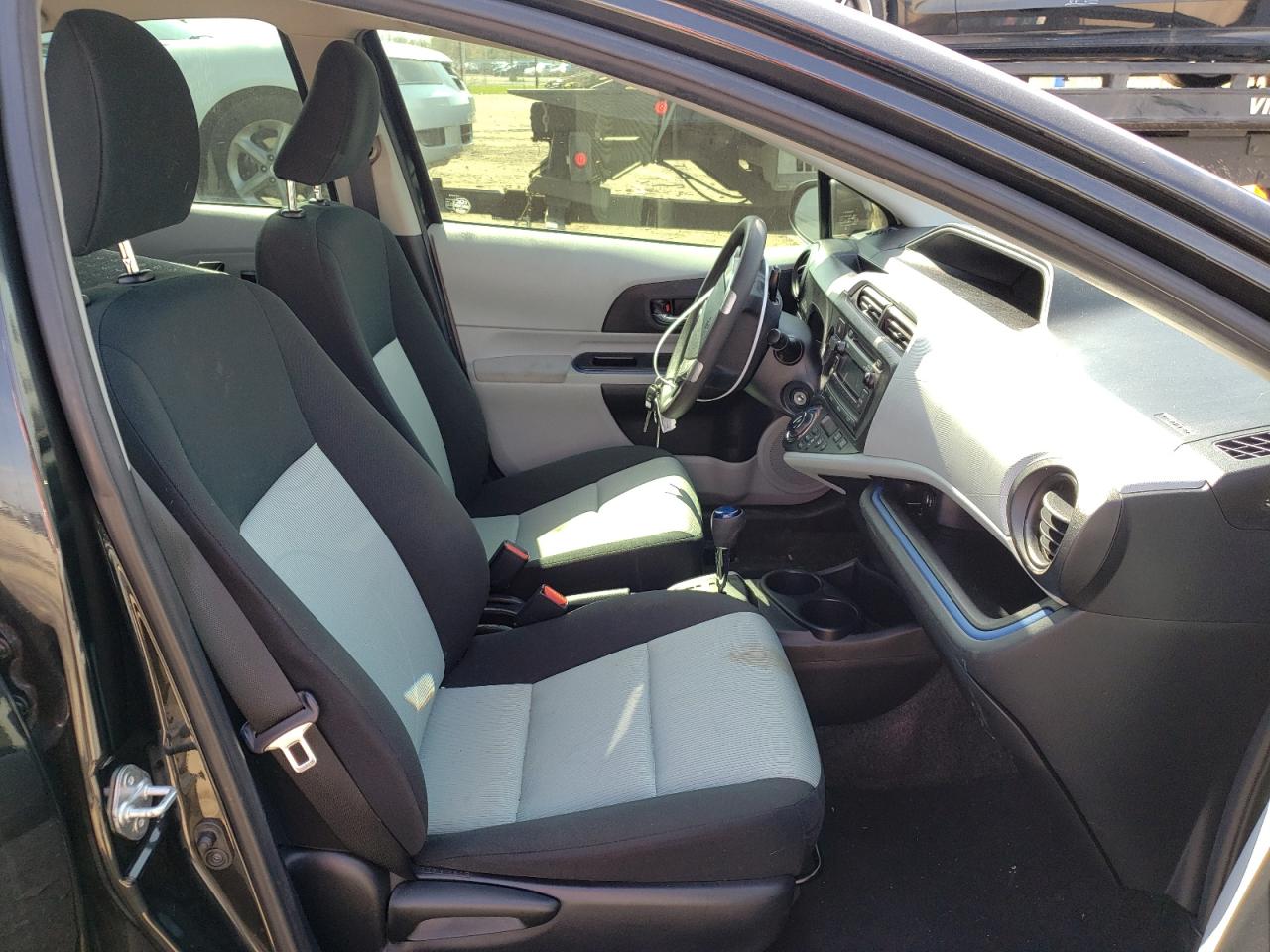 Photo 5 from auction – 2012 TOYOTA PRIUS C with VIN JTDKDTB31C1014154