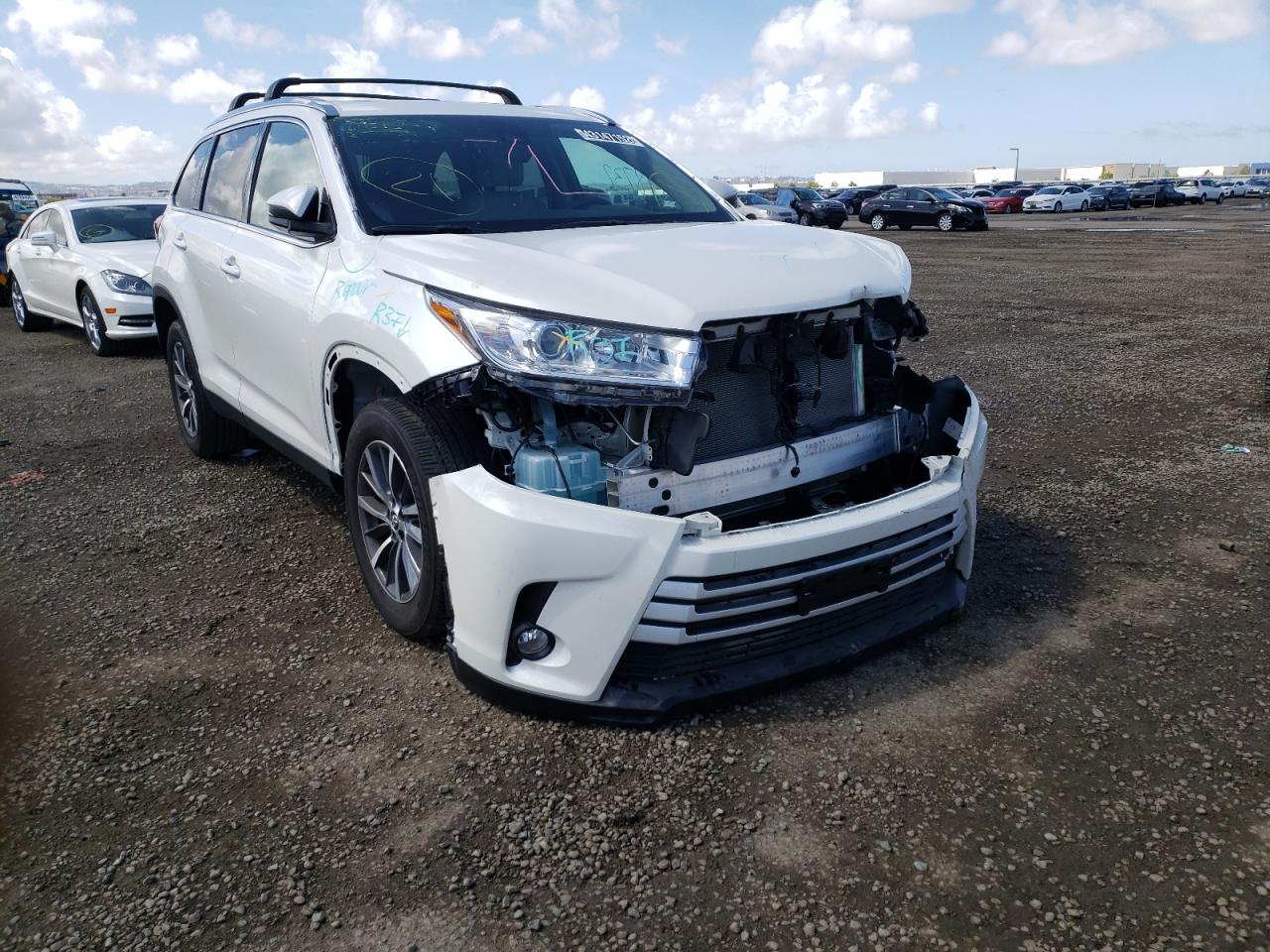 TOYOTA HIGHLANDER 2019 with VIN 5TDKZRFH2KS555919 - Photo from auction