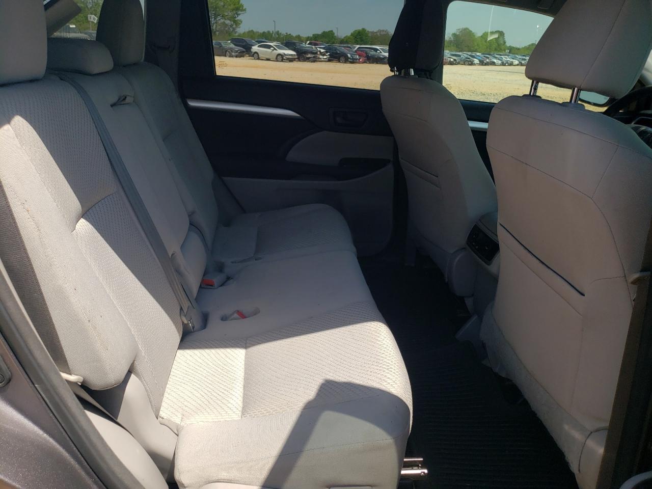 Photo 6 from auction – 2015 TOYOTA HIGHLANDER with VIN 5TDZARFH2FS009116