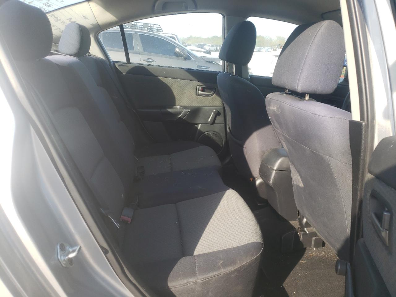 Photo 6 from auction – 2004 MAZDA 3 I with VIN JM1BK12F741149323