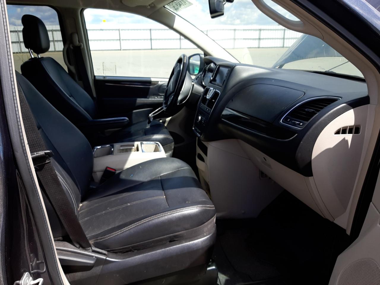 Photo 5 from auction – 2013 CHRYSLER TOWN & COU with VIN 2C4RC1BG4DR690880
