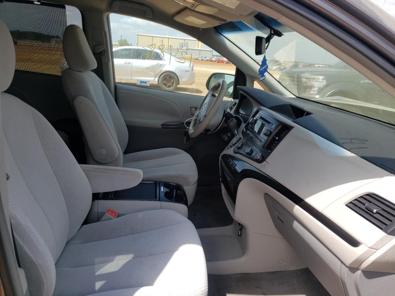 Photo 5 from auction – 2011 TOYOTA SIENNA LE with VIN 5TDKK3DC2BS019299
