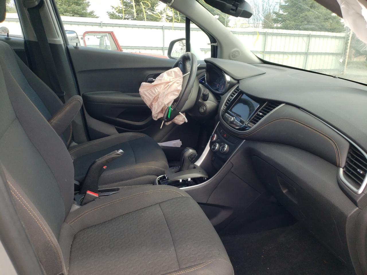 Photo 5 from auction – 2019 CHEVROLET TRAX LS with VIN 3GNCJNSB8KL172778