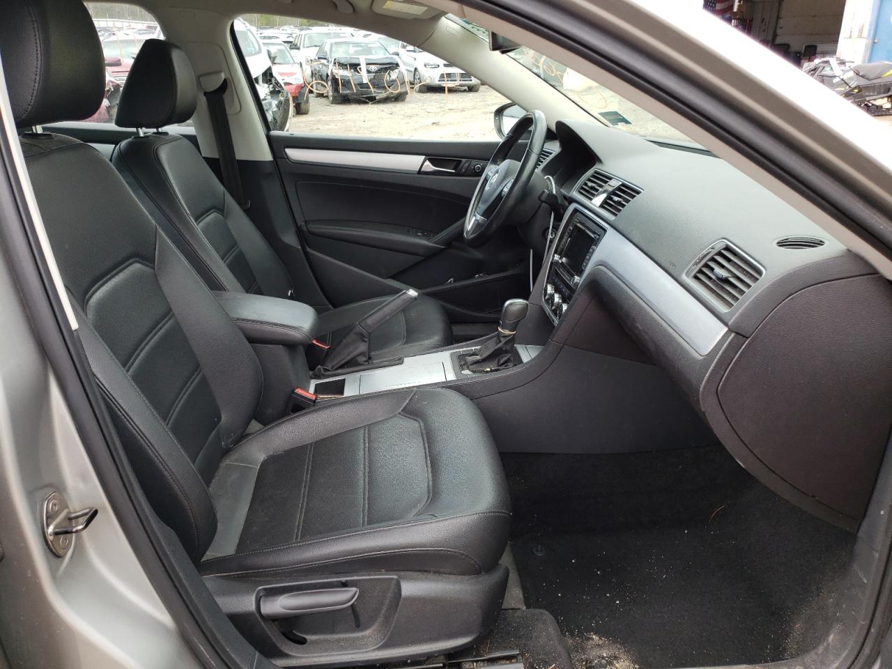 Photo 5 from auction – 2012 VOLKSWAGEN PASSAT SE with VIN 1VWBP7A35CC002994