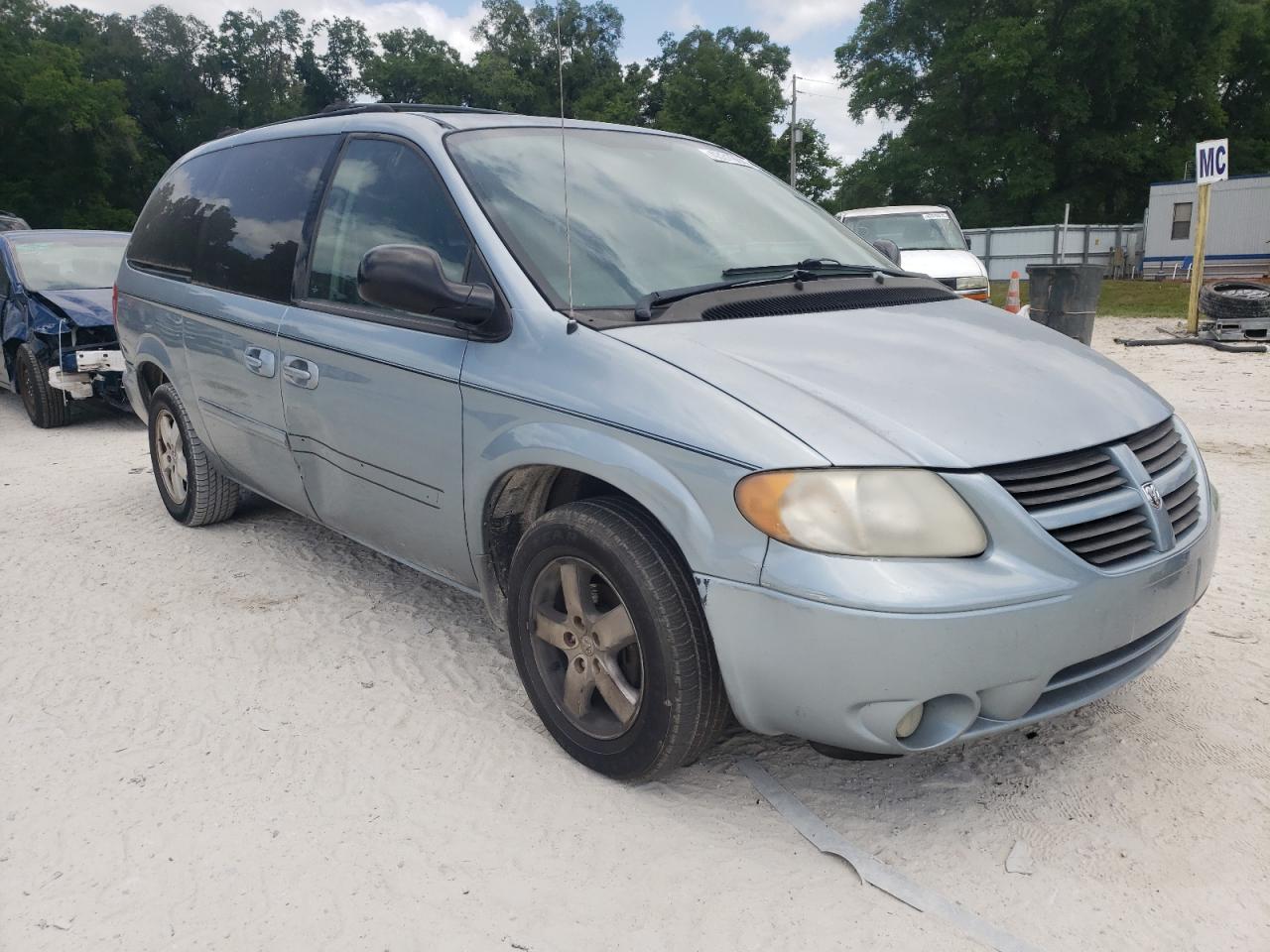 DODGE GRAND CARA 2005 con VIN 2D8GP44L05R477239 - Foto de la subasta